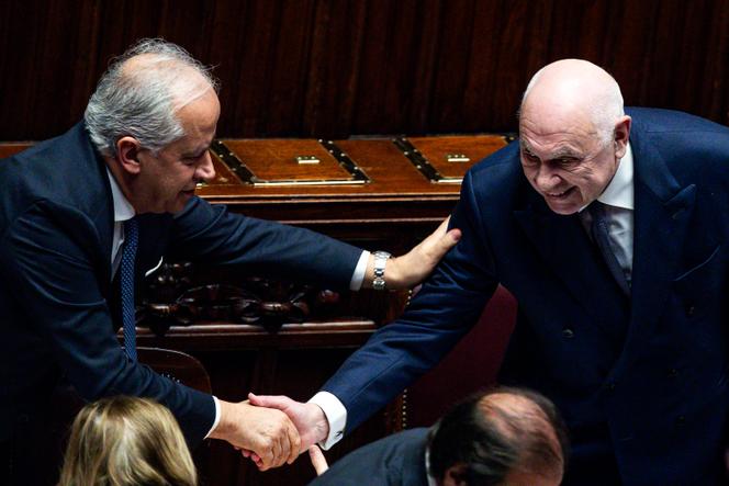 الوزير الإيطالي للداخلية ، ماتيو بيردوسي (يسار) ، وزميله في العدالة ، كارلو نورديو ، في البرلمان ، في روما ، في 5 فبراير 2025.