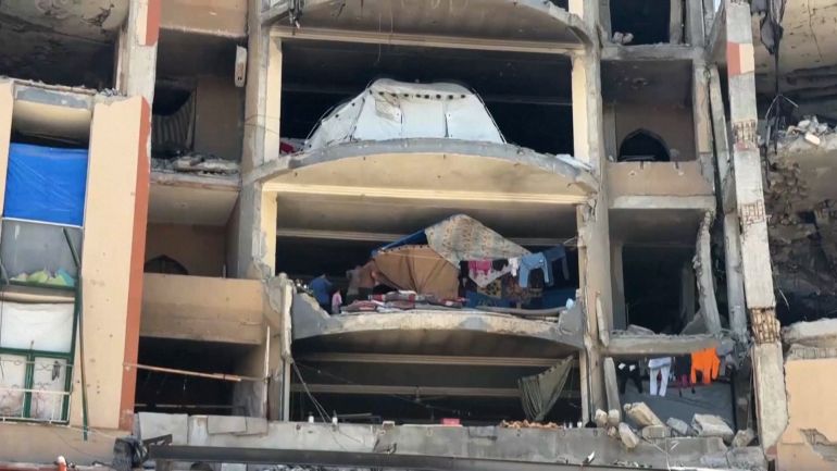 طلاب غزة - من طموحات كبيرة الى بحث عن الطعام