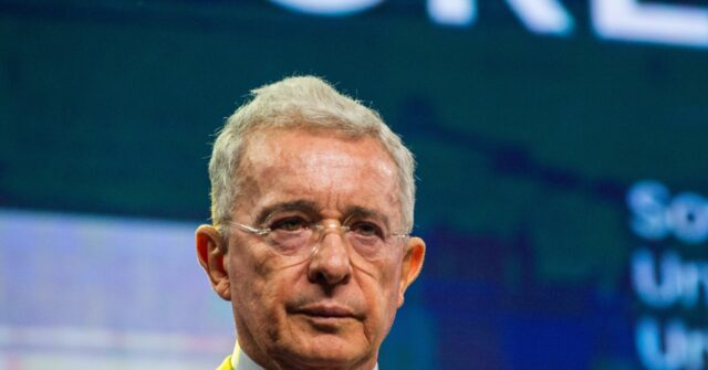 جمل كولومبيا الحكم المحافظ السابق ألفارو أوريبي إلى 12 سنة اعتقال المنزل