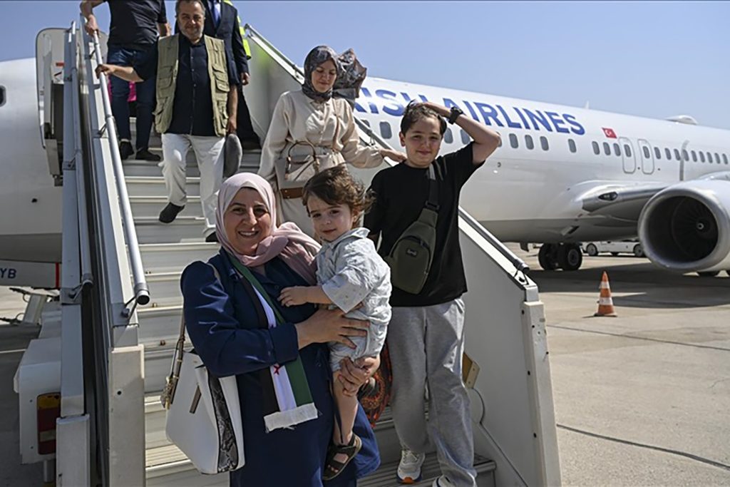 أول طائرة للخطوط التركية تهبط بمطار حلب بعد 13 عاما