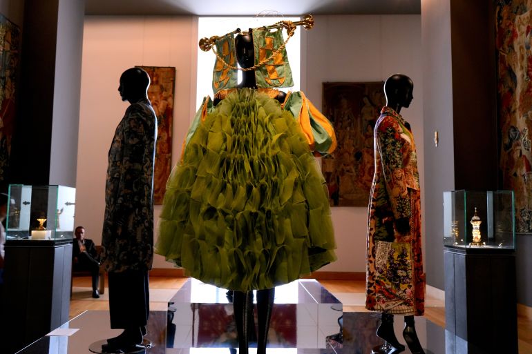 المعرض يكسر الصورة النمطية عن اللوفر كمتحف للفنون الكلاسيكية فقط