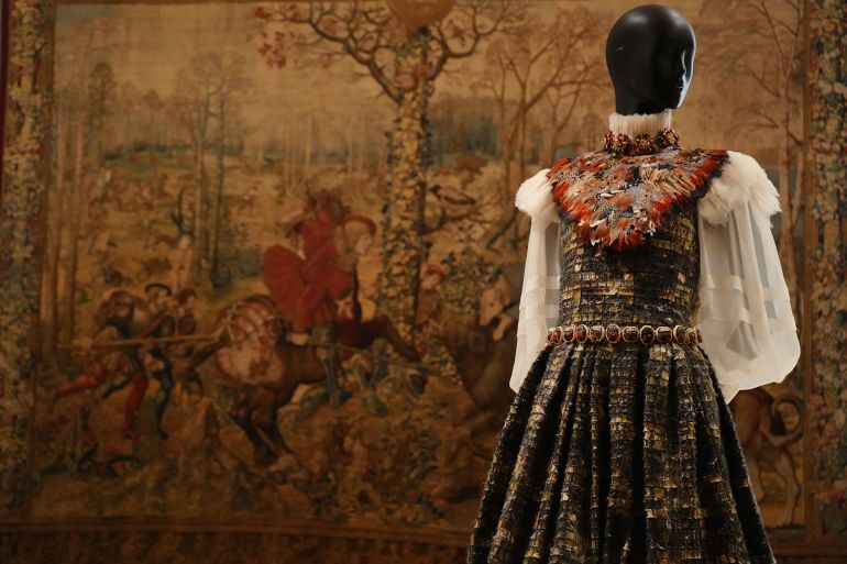 متحف اللوفر في باريس يستضيف معرض "كوتور" للأزياء الراقية في حوار غير مسبوق بين الموضة والفن.