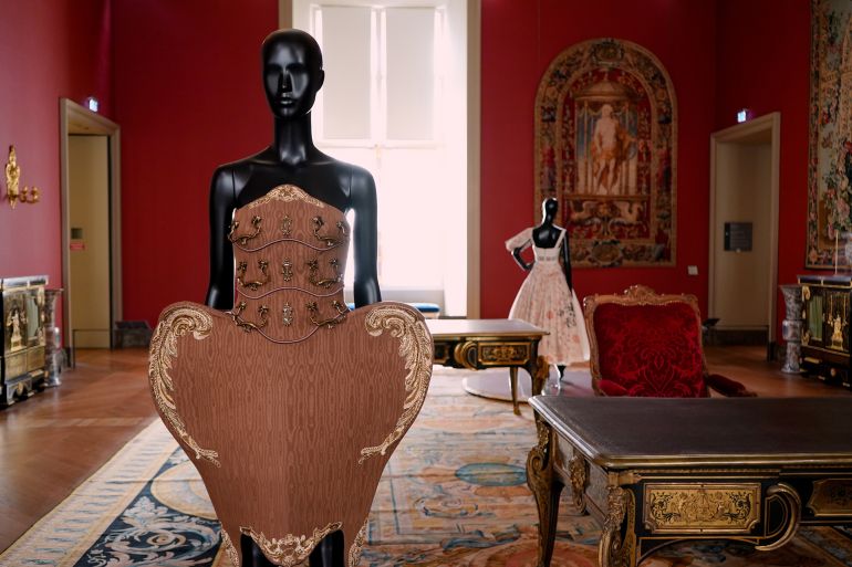 متحف اللوفر في باريس يستضيف معرض "كوتور" للأزياء الراقية في حوار غير مسبوق بين الموضة والفن