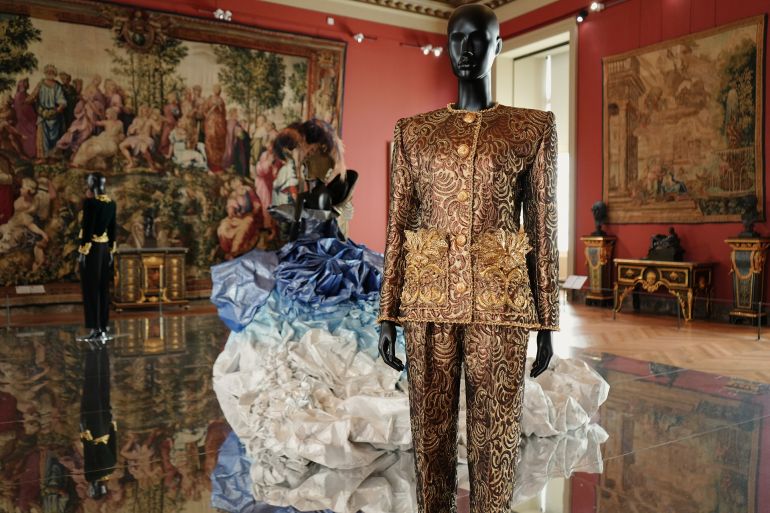 متحف اللوفر في باريس يستضيف معرض "كوتور" للأزياء الراقية في حوار غير مسبوق بين الموضة والفن