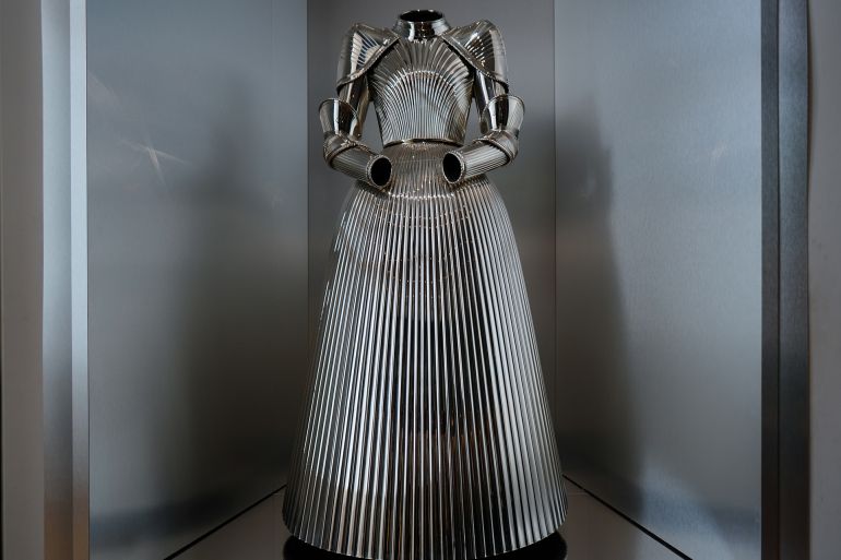 المعرض يضم قطعًا بارزة من تاريخ الأزياء من ستينيات القرن الماضي حتى 2025، من بالنسياغا إلى إيريس فان هيربن