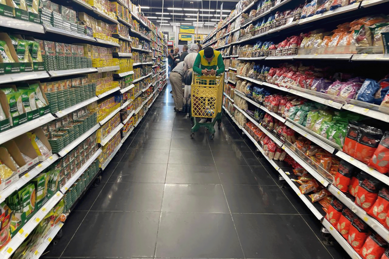 الصور 1-4 التوصيف: الجنيه يرتفع أمام الدولار لأعلى مستوى منذ أكتوبر الماضي الدولار تراجع لمستويات متدنية بسبب حرب ترامب الجمركية رئيس الوزراء: أسعار السلع لا تتناسب مع التحسن الإيجابي في المؤشرات الاقتصادية استثمار الأجانب في أدوات الدين ساعد على تحسن قيمة الجنيه المصدر: مراسل الجزيرة نت المكان: القاهرة – بنوك – أسواق