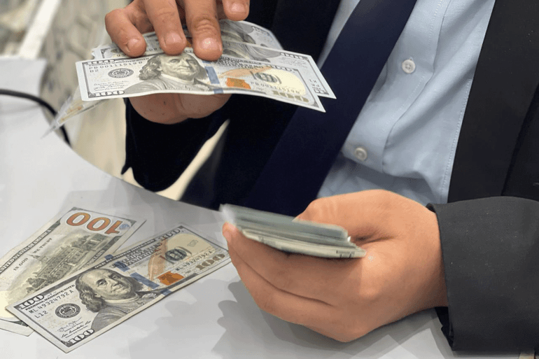 الصور 1-4 التوصيف: الجنيه يرتفع أمام الدولار لأعلى مستوى منذ أكتوبر الماضي الدولار تراجع لمستويات متدنية بسبب حرب ترامب الجمركية رئيس الوزراء: أسعار السلع لا تتناسب مع التحسن الإيجابي في المؤشرات الاقتصادية استثمار الأجانب في أدوات الدين ساعد على تحسن قيمة الجنيه المصدر: مراسل الجزيرة نت المكان: القاهرة – بنوك – أسواق