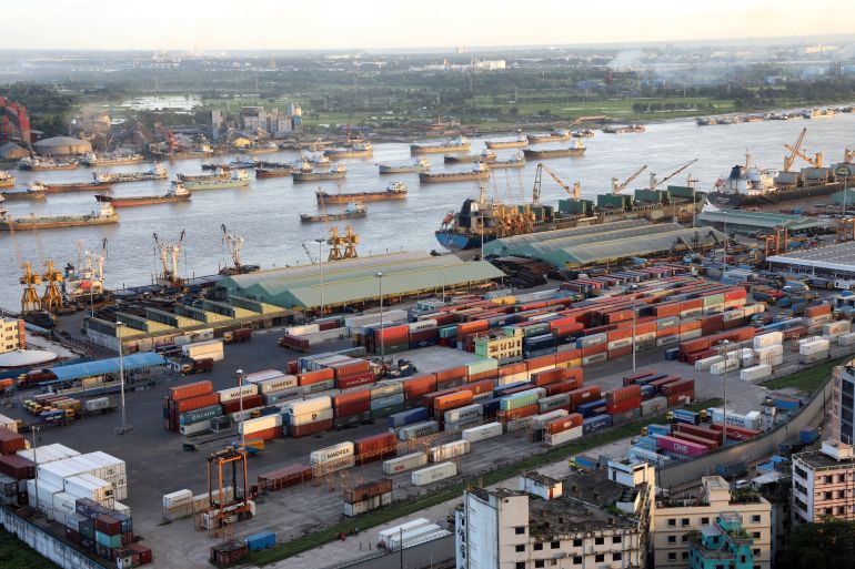 ارشيف Chattogram, Bangladesh 07 september 2021: General view of Chittagong Port and Kurnofuly river in Chattogram . Chittagong Port and Kurnofuly river play an important role economy of Bangladesh.
