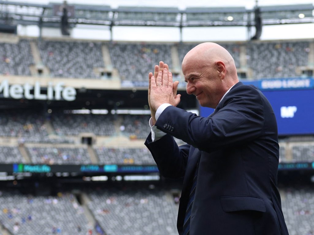 رئيس الفيفا يدعم حكمة مكسيكية هددت بالقتل بسبب هدف مشكوك فيه