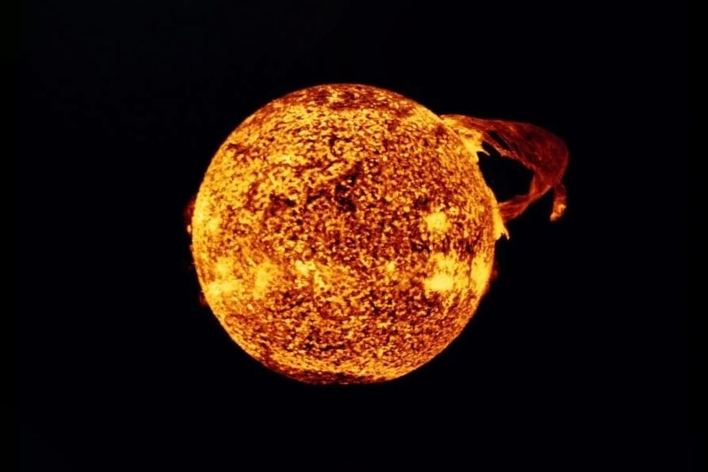 بالفيديو.. ناسا توثق انفجارين مذهلين في الشمس