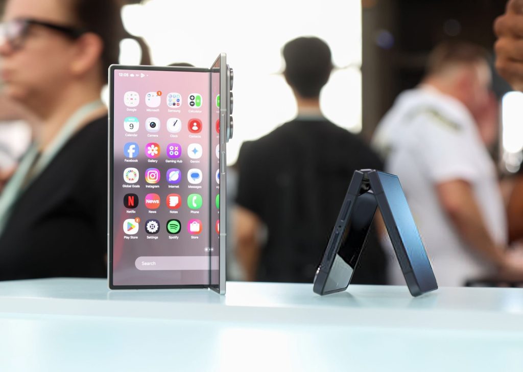 مبيعات “غالاكسي زي فولد 7” تتفوق على الجيل السابق بنسبة 50% | تكنولوجيا