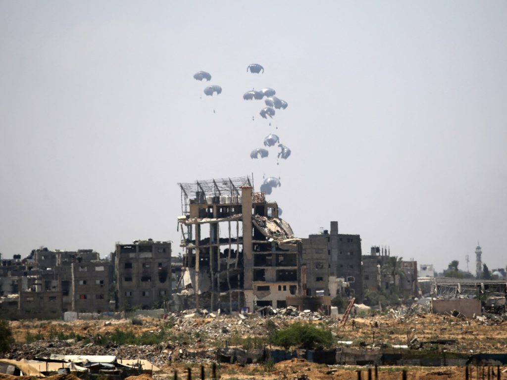 شهيد بسقوط صندوق مساعدات في إنزال جوي بغزة