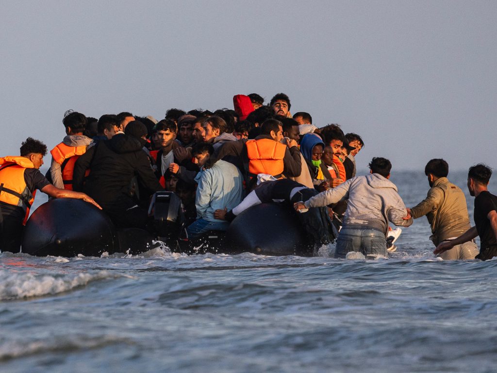 بريطانيا تبدأ تنفيذ اتفاق “واحد مقابل واحد” لترحيل المهاجرين | أخبار