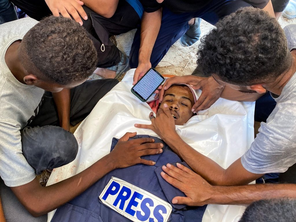 جيش الاحتلال يحاول التنصل من اغتيال الصحفيين بخان يونس