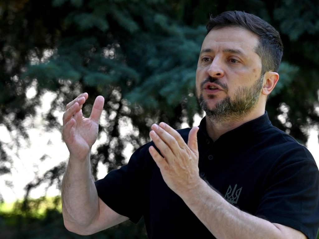 زيلينسكي: روسيا حشدت 100 ألف جندي في شرق أوكرانيا