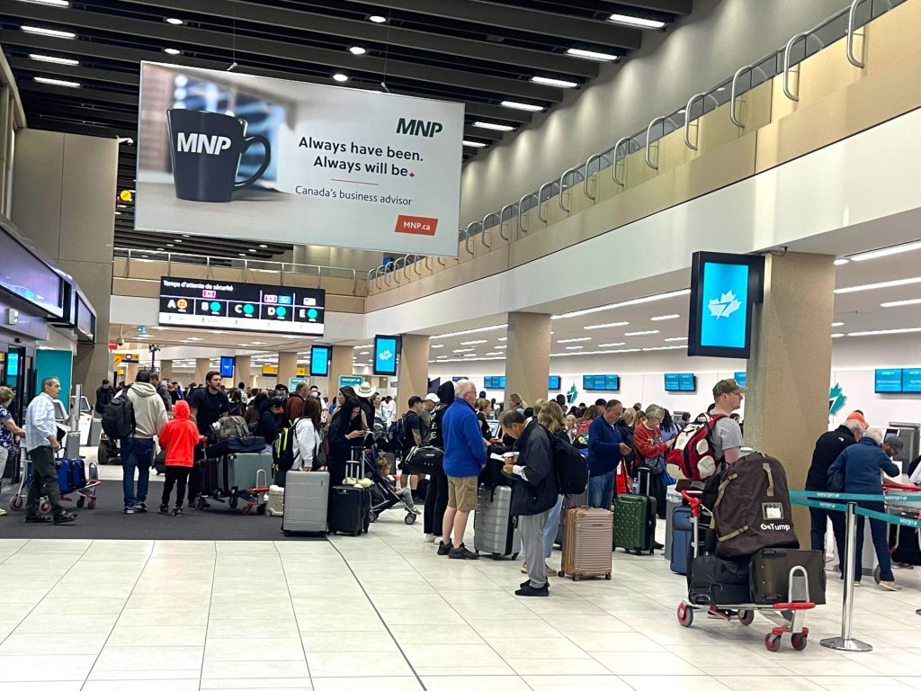 إير كندا تستأنف رحلاتها بانتهاء إضراب المضيفين وسط استياء المسافرين