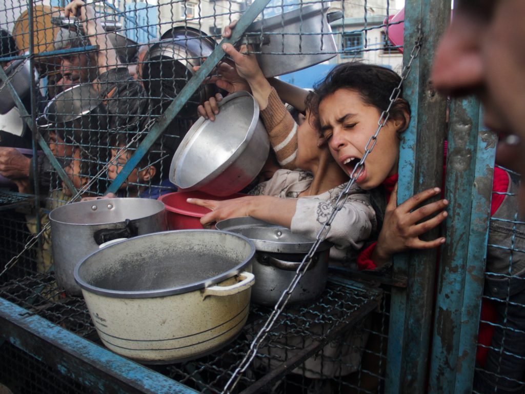 28 طفلا يستشهدون في غزة يوميا جراء القصف والتجويع