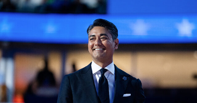 يقف عمدة سينسيناتي مع الناشطين الراديكاليين ، قائد الشرطة في المؤتمر الصحفي بعد أيام من اعتداء الغوغاء