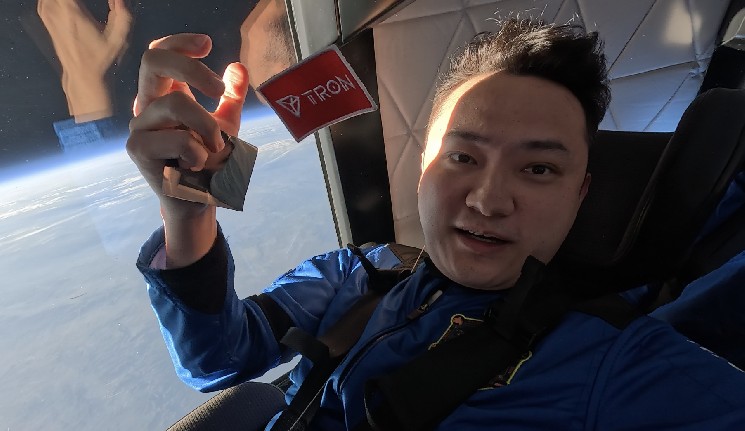 يعود جاستن صن إلى الأرض بخطط كونية للنظام الإيكولوجي ترون