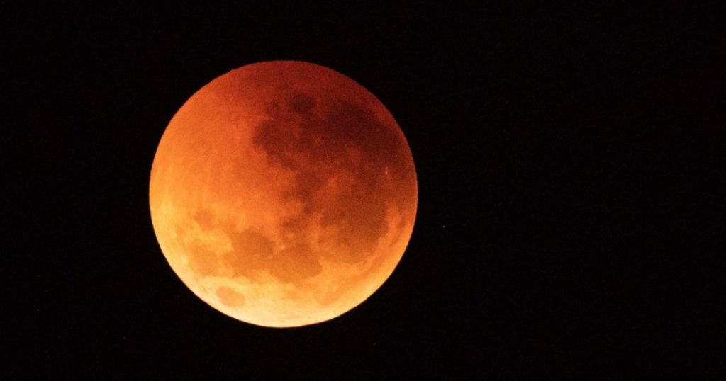 هل يؤثر خسوف “القمر الدموي” في صحتك أو حالتك النفسية؟ | علوم
