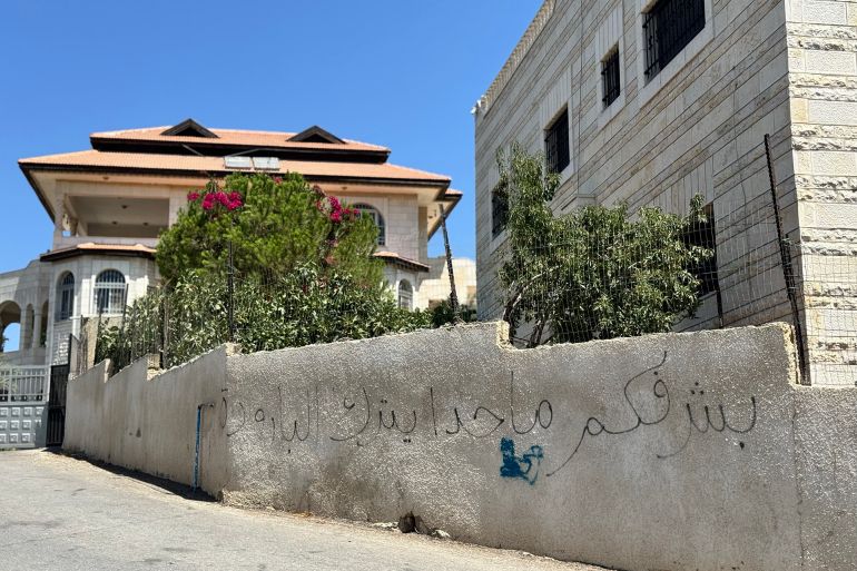 6. فلسطين، رام الله، قرية الطيرة، 23 آب 2025، سلام أبوشرار. كتابة جرافيتي على أحد الجدران في قرية الطيرة. الجزيرة نت_
