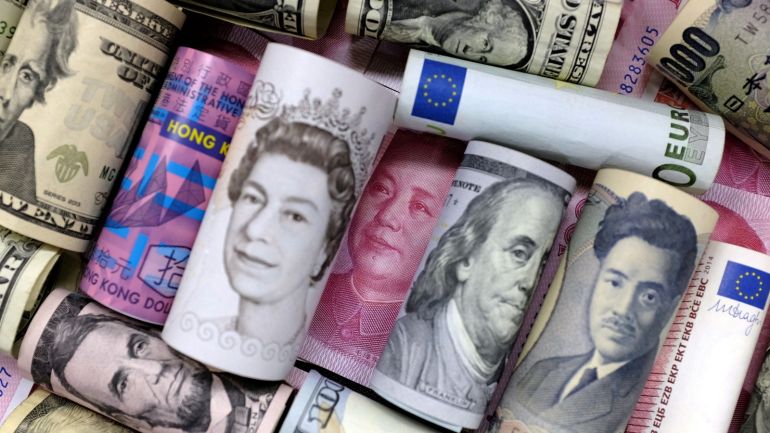 FILE PHOTO: Euro, Hong Kong dollar, U.S. dollar, Japanese yen, pound and Chinese 100 yuan banknotes are seen in this picture illustration, January 21, 2016. REUTERS/Jason Lee/Illustration/File Photo