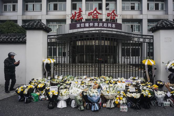 أمام حصار الواهها ، في هانغتشو ، في مقاطعة تشجيانغ (الصين) ، في 26 فبراير 2024 ، بعد وفاة الرئيس التنفيذي لشركة Zong Qinghou.