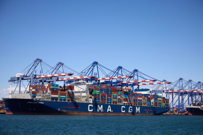 epa12006377 Ships unload cargo containers at the Port of Los Angeles in Los Angeles, California, USA, 02 April 2025. US President Donald Trump announced new tariffs on all US trading partners as Trump declared a national economic emergency to levy the tariffs. Trump stated that 'Taxpayers have been ripped off for more than 50 years, but it is not going to happen anymore.' EPA-EFE/ALLISON DINNER