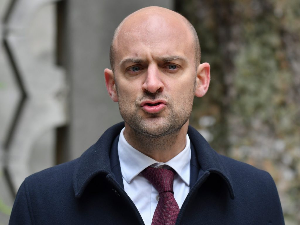 فرنسا توقف استقبال لاجئين غزيين بسبب منشور لطالبة فلسطينية