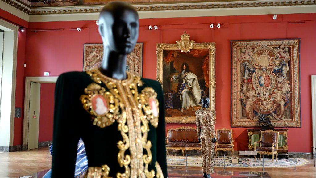 بين الرخام والحرير.. متحف اللوفر يستضيف معرض الكوتور لسرد قصة الأناقة بالخيط والإبرة