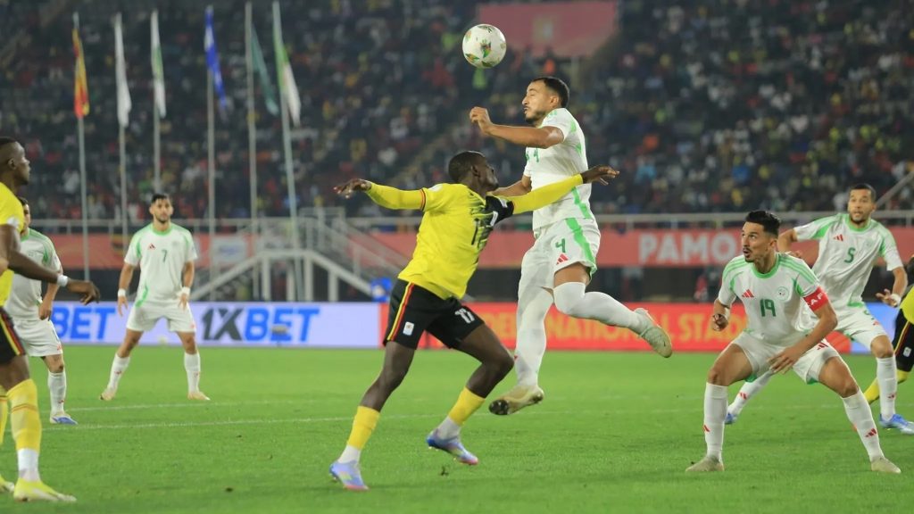 ما أسباب تفوق الجزائر على أوغندا في كأس أفريقيا للمحليين؟