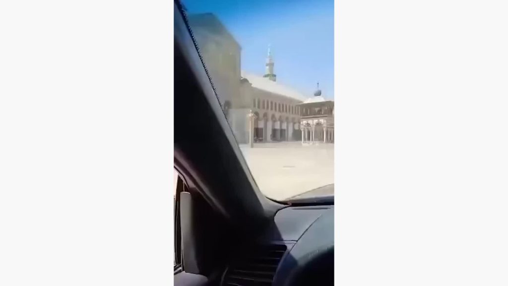 تجوال سيارة بالجامع الأموي يثير موجة انتقادات وتحقيقات رسمية بدمشق