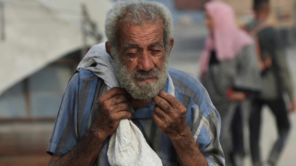 مجوعون منهكون.. أطباء بغزة يعيشون على محاليل لإنقاذ المصابين