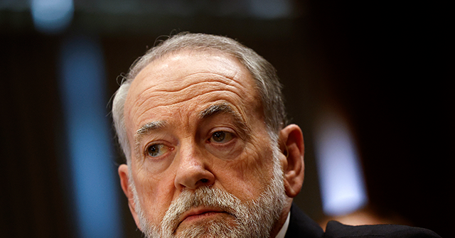 يدخل السفير هاكابي نادي القتال في 12 أغسطس ليخترق ضباب الحرب الإعلامية في غزة