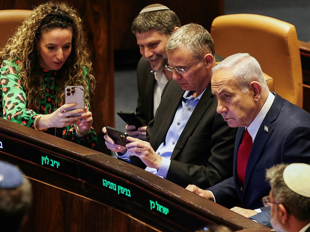 كاتب إسرائيلي: حكومة نتنياهو فتحت على إسرائيل أبواب الجحيم