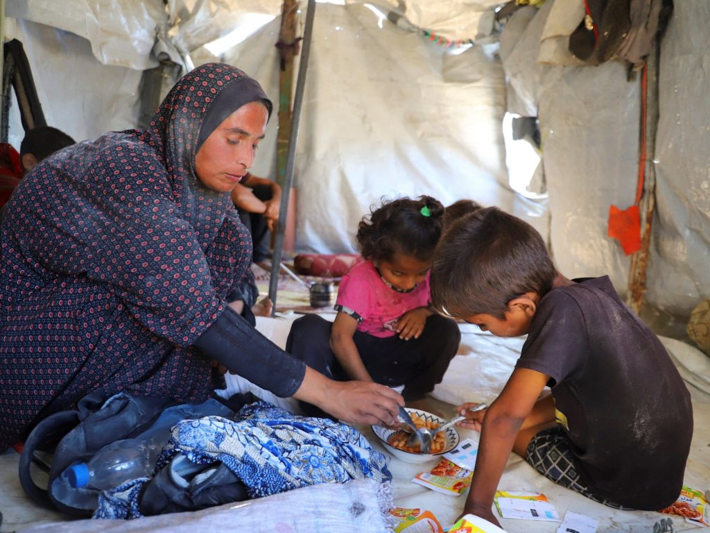 خيارات أحلاها مر.. صحيفة أميركية تسرد كفاح عائلة بغزة للبقاء على قيد الحياة