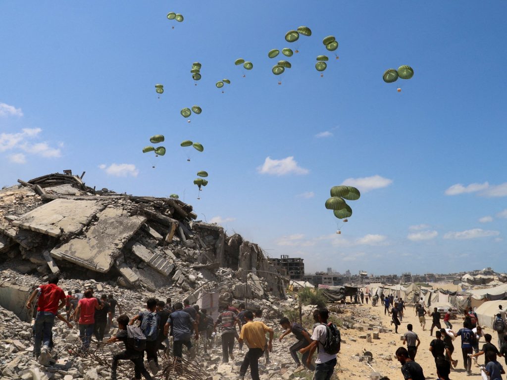 شهيد نتيجة إلقاء المساعدات جوا وغزة تحصي مزيدا من ضحايا القصف والتجويع