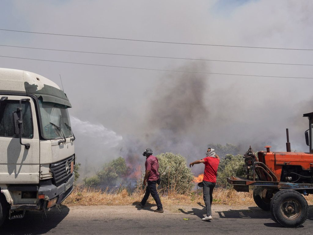 سوريا تعلن السيطرة على حرائق الغابات بريفي اللاذقية وحماة