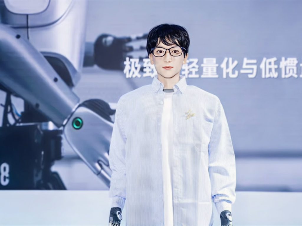 أول روبوت صيني يدرس الدكتوراه في دراسات الدراما والسينما