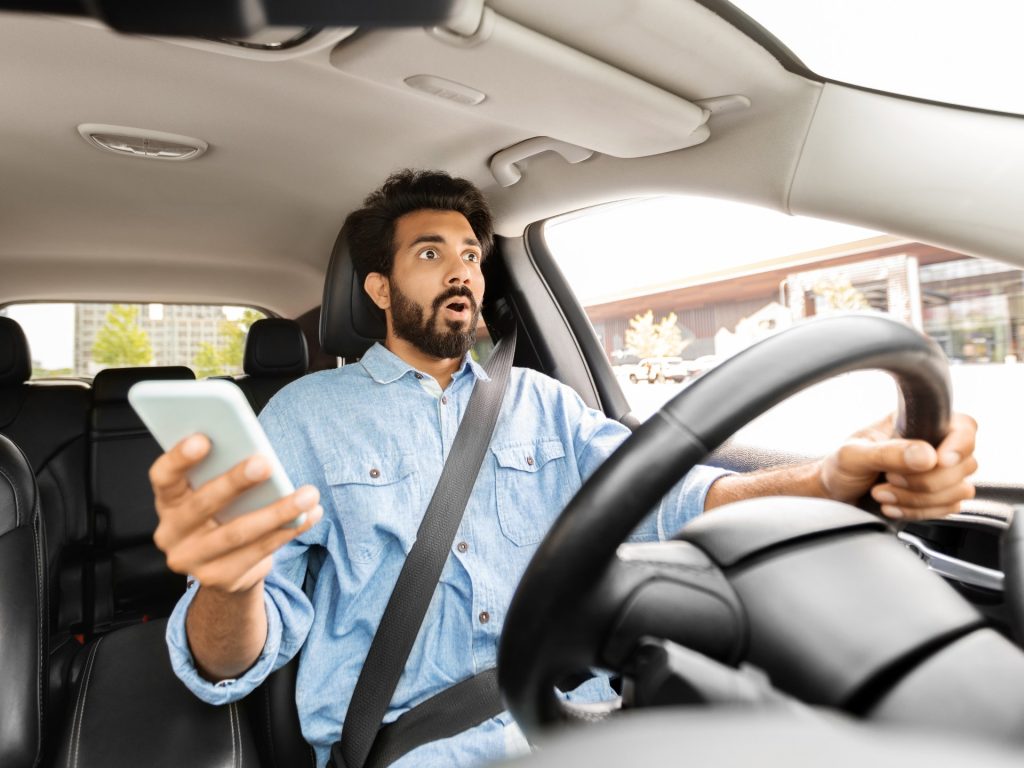 أبرزها الطعام والإرهاق والهواتف.. نصائح لتفادي مصادر التشتيت أثناء القيادة