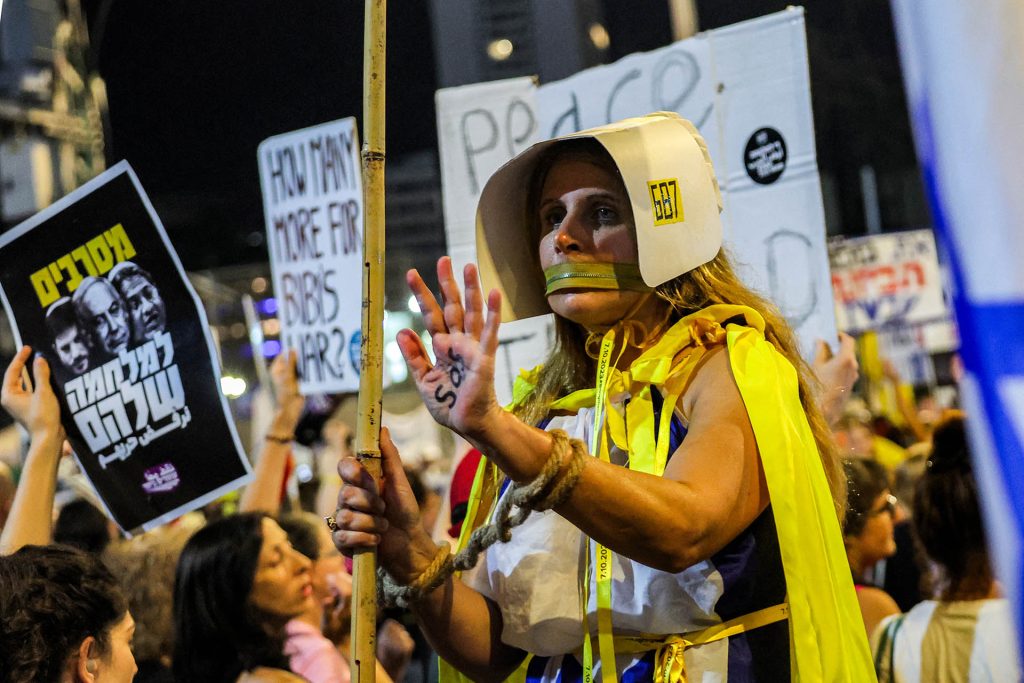 مظاهرات حاشدة بتل أبيب وعائلات الأسرى تقرر التصعيد