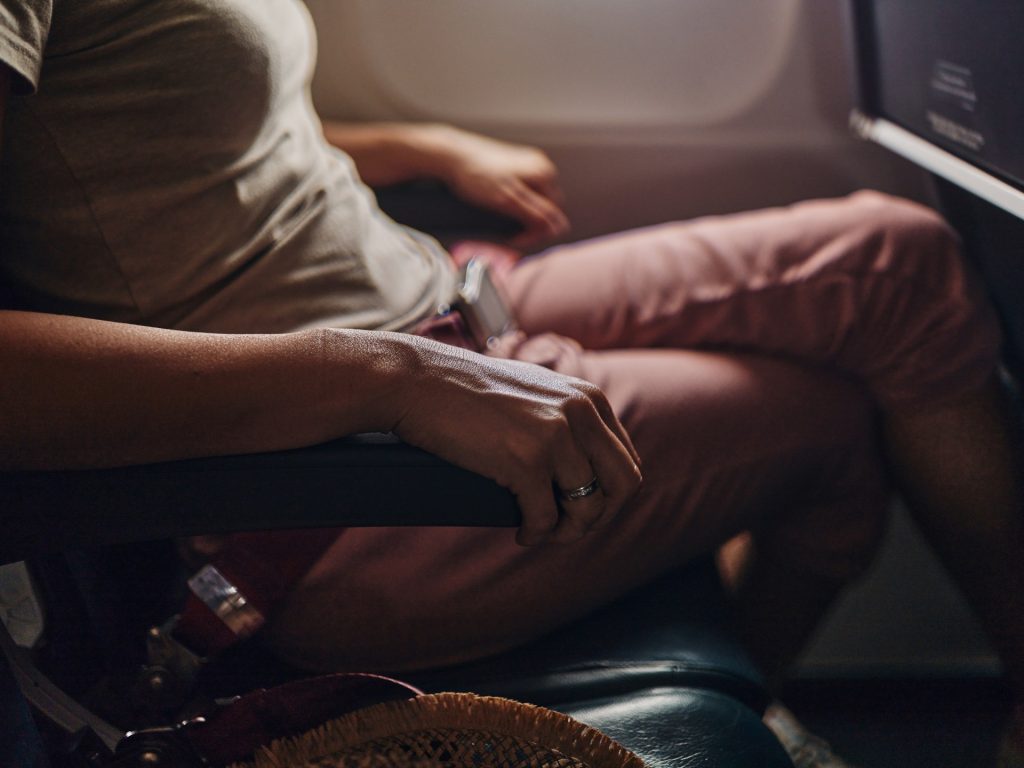 دليلك للتعامل مع المطبات الهوائية وتجنب الإصابات على متن الطائرة