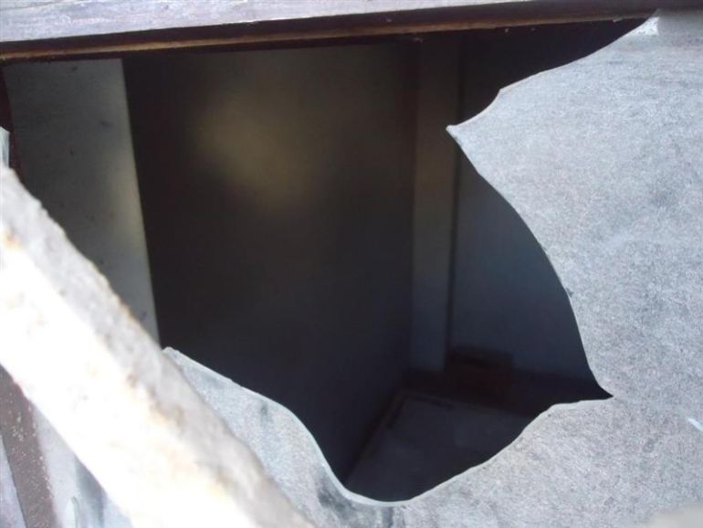 _خاص بالجزيرة نت -مبني القنصليات تحولت إلى أطلال منسية، نوافذها موصده، وأبوابها متهالكة،