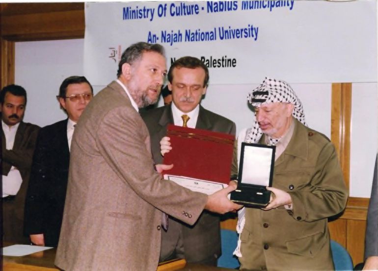 الفنان سليمان منصور يتسلم جائزة من الرئيس الفلسطيني ياسر عرفات