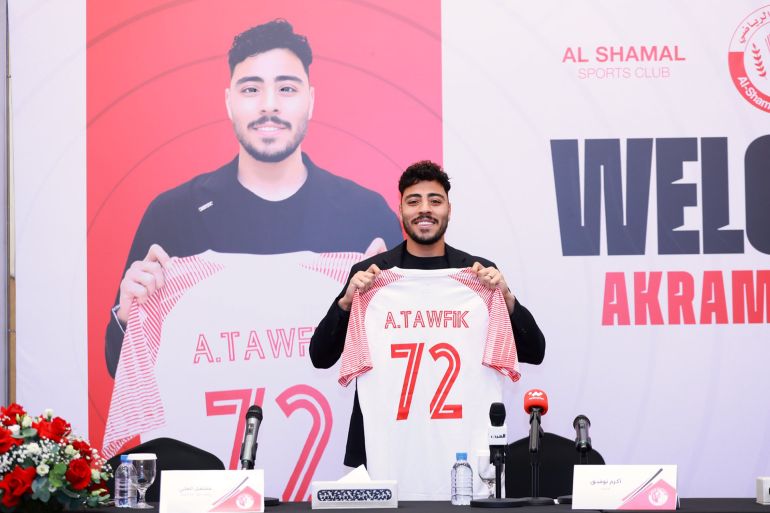 أكرم توفيق يرفع قميص الشمال القطري