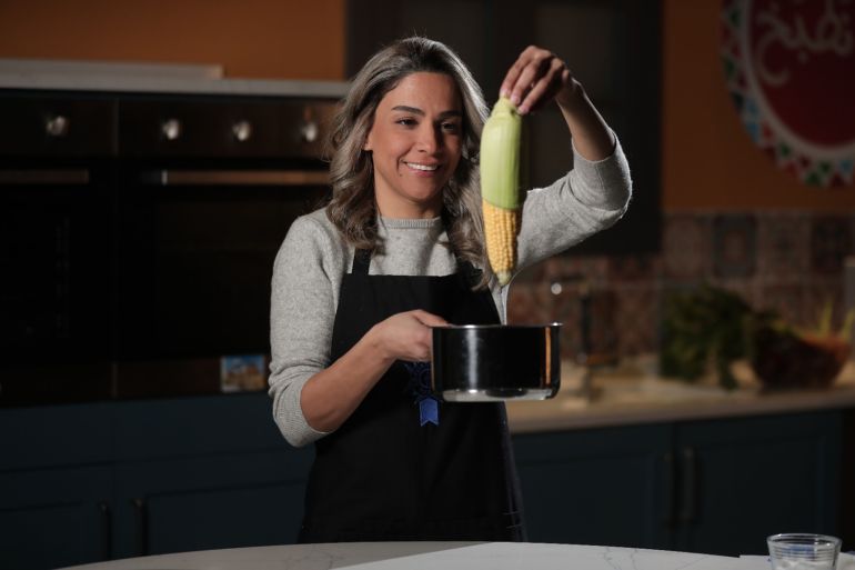 درست ياسمين ناصر الطبخ في _ لو كوردون بلو_ الفرنسية (الجزيرة نت)