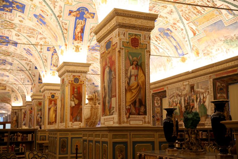 بتراث يمتد لأكثر من 500 عام، تواصل مكتبة "الفاتيكان البابوية" أداء دورها مصدرا معرفيا ثمينا للباحثين، بما تضمه من مخطوطات نادرة، وكتب قيمة، وعملات وميداليات تعكس تنوع الحضارات والثقافات عبر التاريخ. وتعد مكتبة "الفاتيكان البابوية" واحدة من أقدم المكتبات في العالم، وتضم بين رفوفها أكثر من 80 ألف مخطوطة، و300 ألف عملة وميدالية، ونحو 150 ألف لوحة وصورة. ( Barış Seçkin - وكالة الأناضول )