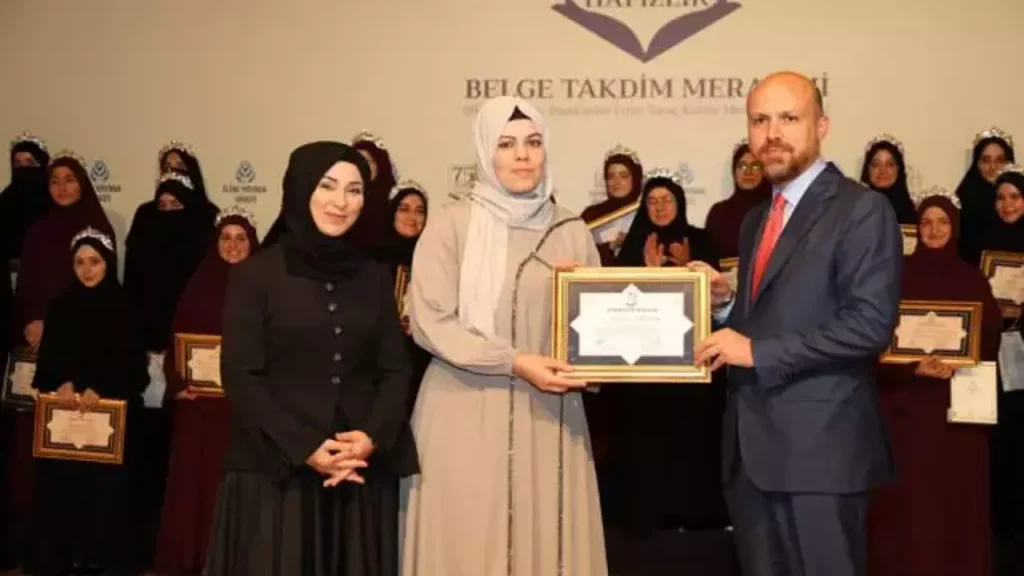 تكريم 52 طالبة بإتمام حفظ القرآن الكريم في 75 يومًا… ومعلمة سورية تسطع بين المكرّمات