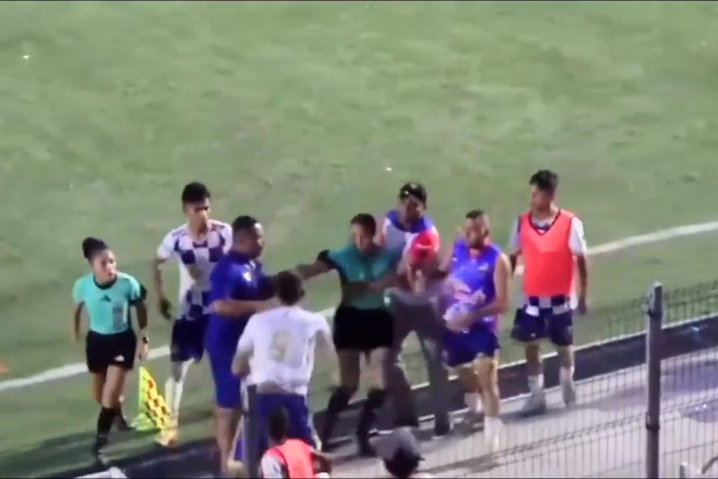 فيديو صادم للاعب يصفع حكمة احتجاجا على طرده