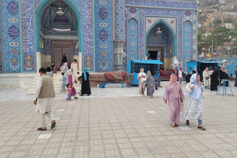 نساء يتجولن في أحد المزارات التاريخية في كابل، مشهد يعكس الحياة اليومية في العاصمة رغم التحديات. مصدر الجزيرة نت